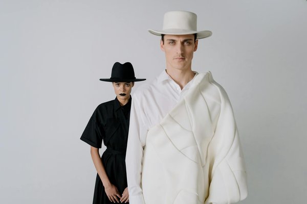 Quelles sont les meilleures méthodes pour porter des chemisiers à manches bouffantes sans paraître trop volumineuse?